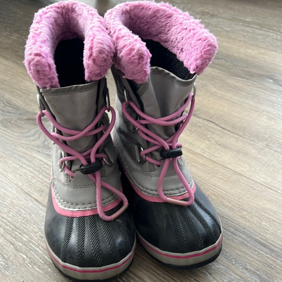 Girls SOREL waterproof snow boots Size 2 - Picture 1 of 4